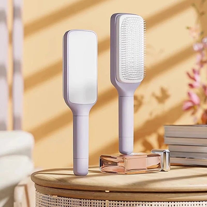 Βούρτσα μαλλιών που στέκεται όρθια πάνω σε τραπεζάκι, σε ανοιχτό μοβ