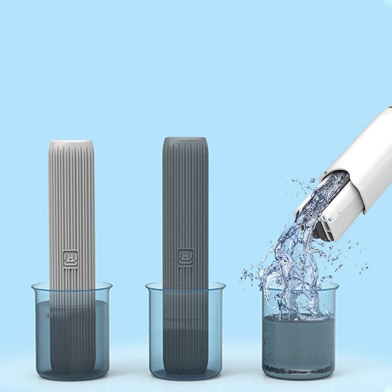 Βαμβακερές κεφαλές σφουγγαρίστρας που απορροφούν νερό σε ποτήρια