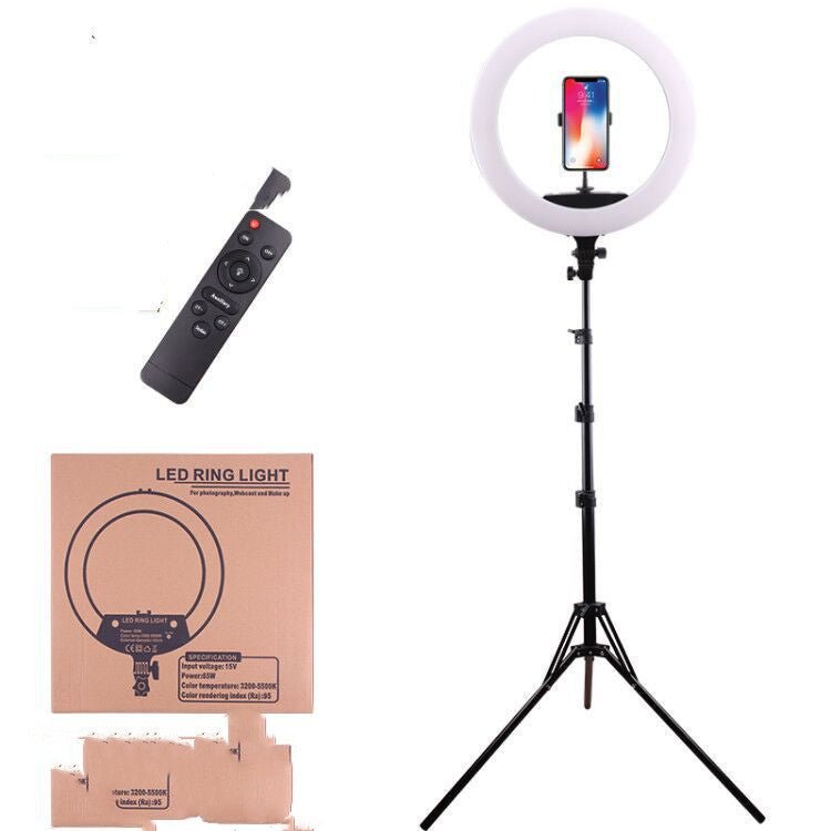 Ring light σε τρίποδο με το τηλεχειριστήριο και το κουτί της συσκευασίας