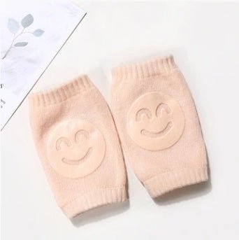 Μπεζ επιγονατίδες μωρού με ανάγλυφο χαμογελαστό πρόσωπο, σε κοντινή λήψη