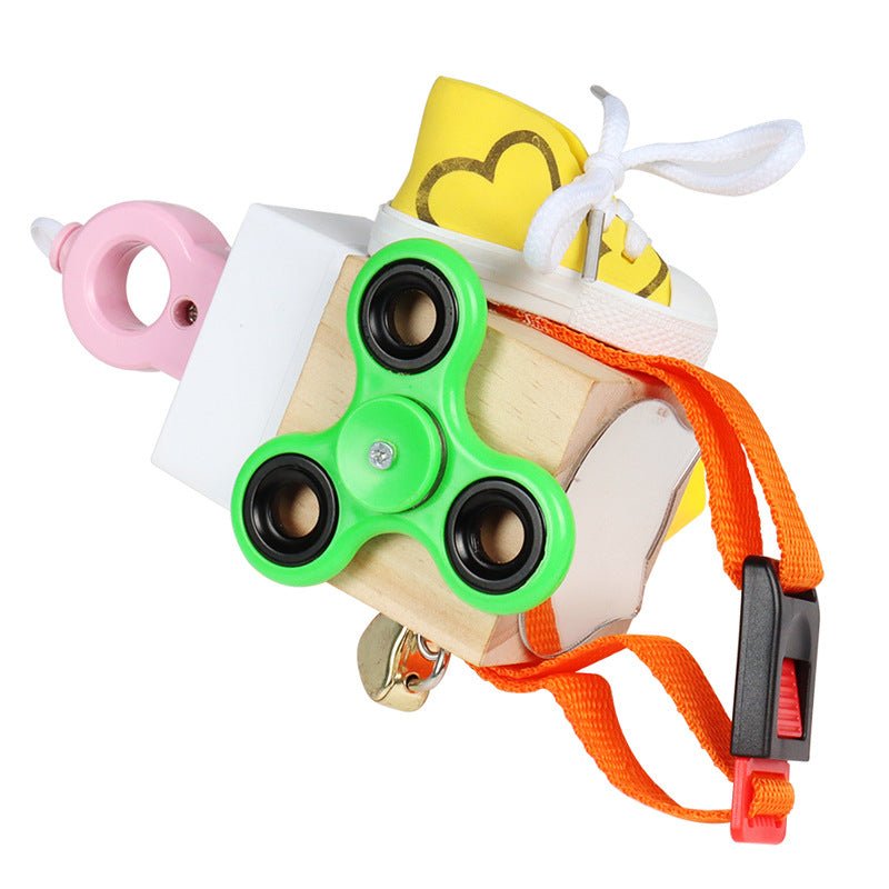 Κύβος δραστηριοτήτων με πράσινο fidget spinner και πορτοκαλί λουράκι