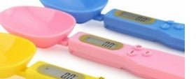 Κοντινή λήψη της οθόνης LCD σε έγχρωμα ψηφιακά κουτάλια ζύγισης