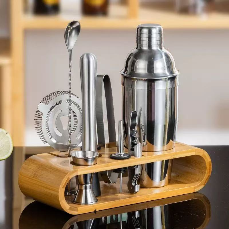 Σετ cocktail shaker με σουρωτήρι, κουτάλι και λαβίδα πάγου πάνω σε πάγκο μπαρ