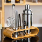 Σετ cocktail shaker με σουρωτήρι, κουτάλι και λαβίδα πάγου πάνω σε πάγκο μπαρ