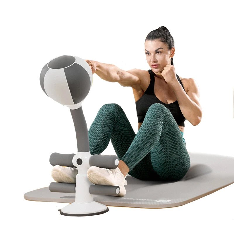Γυναίκα ασκείται με το όργανο sit-up boxing πάνω σε στρώμα